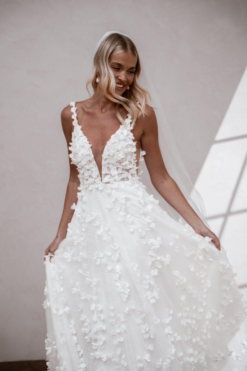 Brautkleid Cooper Flowy vom Hersteller MWL Bridal (made with love bridal), Brautmodengeschäft The One aus Fulda