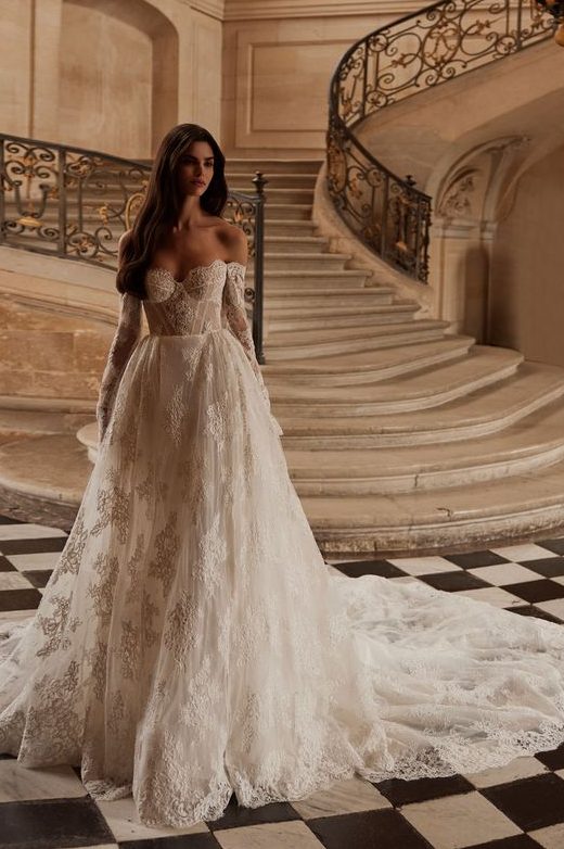 Brautkleid Kenya & Corsage vom Hersteller MILLA NOVA, Brautmodengeschäft The One aus Fulda